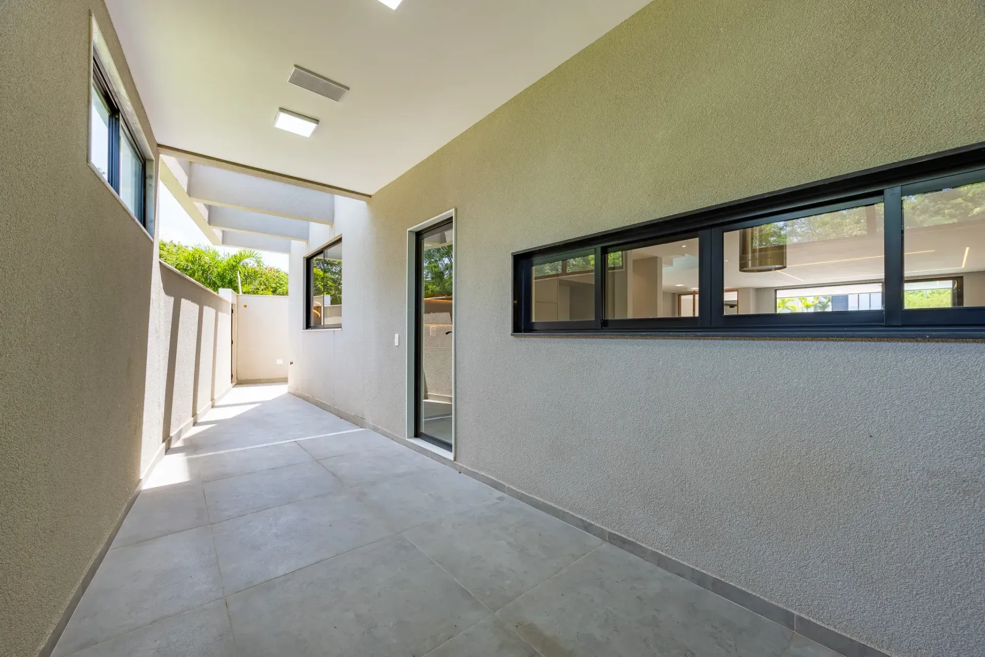 Furnished house with 5 suites and floor-to-ceiling windows — photo 49
