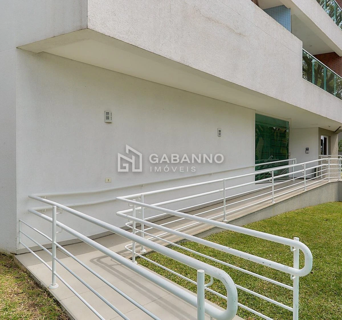 Furnished apartment, 69 m², with a glass-enclosed balcony — photo 36