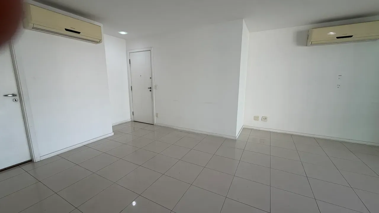157 m² apartment with 4 bedrooms, 3 baths, balcony — photo 5
