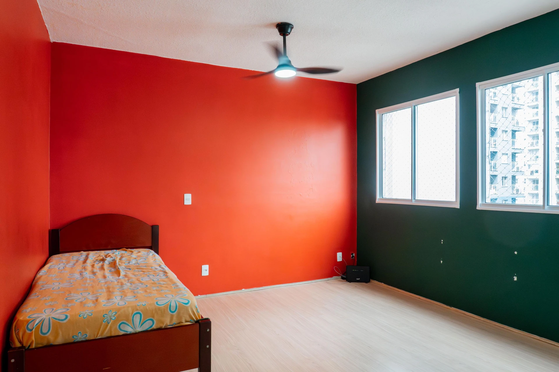 Furnished 1-bedroom apartment with enclosed balcony