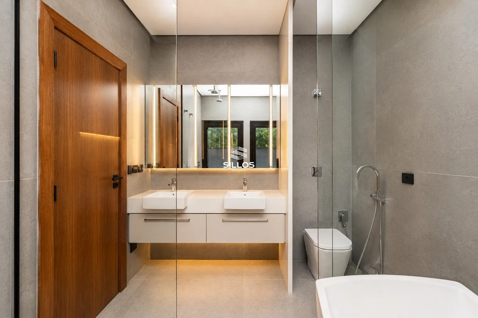 Condominium house with 5 bedrooms and 4 en-suites with balcony — photo 34