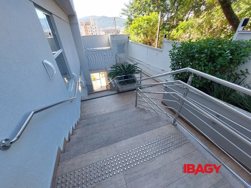 Balcony with a grill in a one-bedroom apartment, 39 m² — photo 35