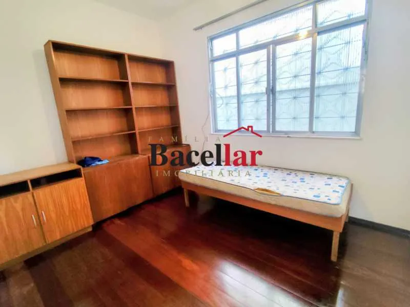 3-bedroom house with wood or laminate floors — photo 3