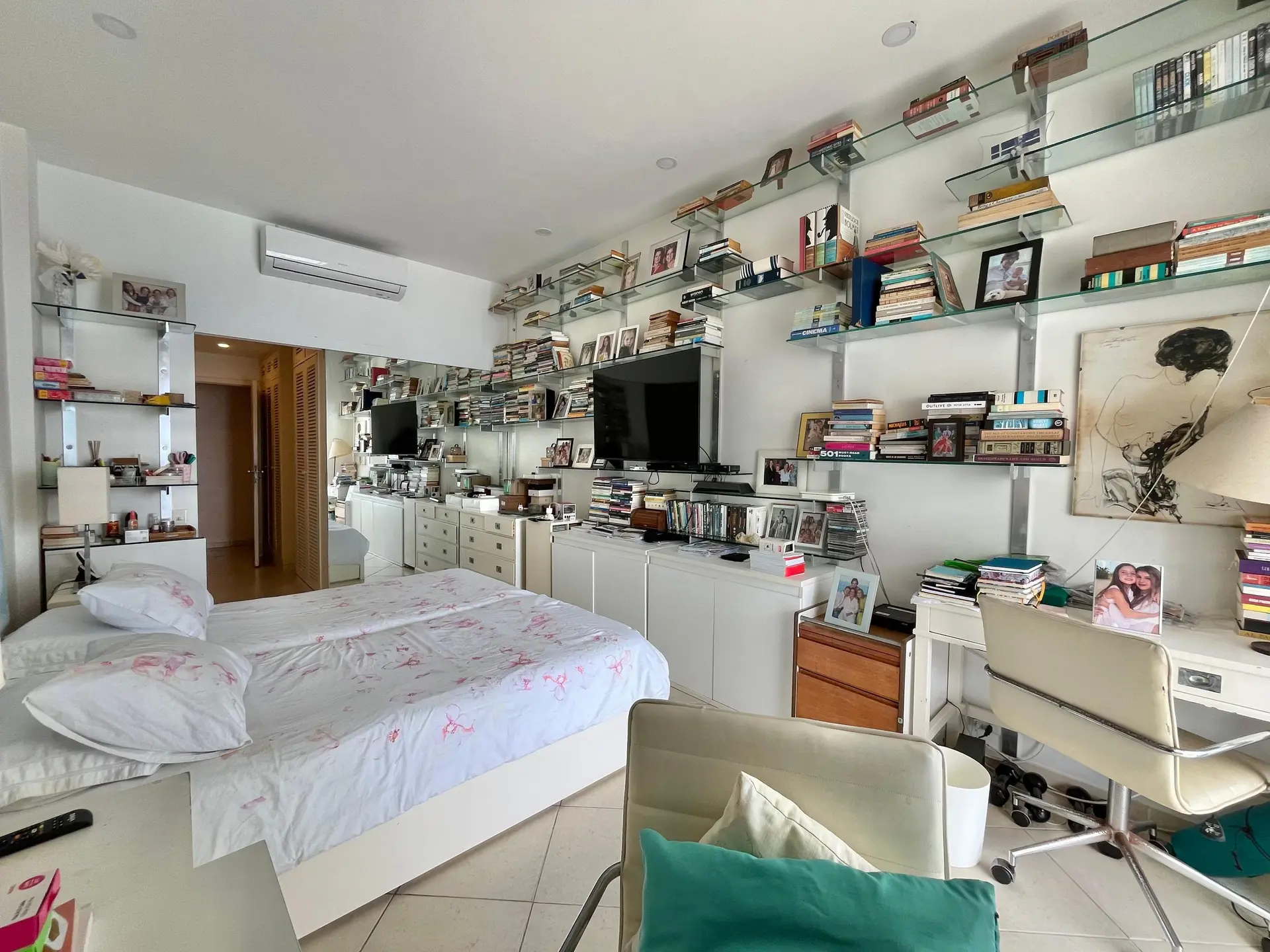 Furnished apartment, 450 m², with a water view — photo 83
