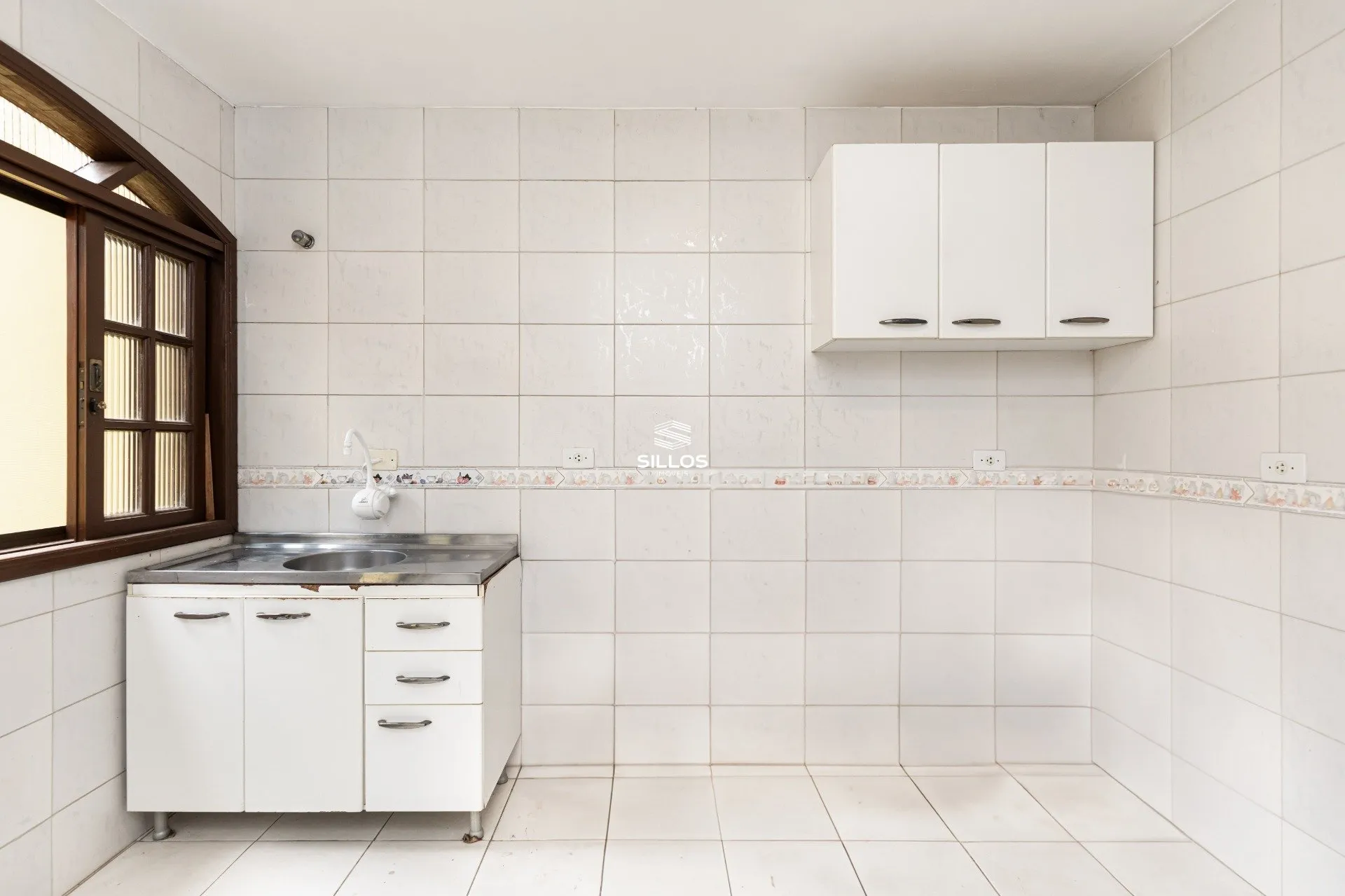 Casa de 3 quartos com piso de madeira ou laminado