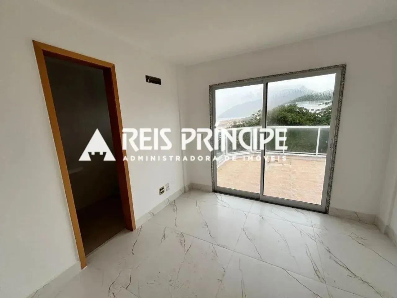 Unfurnished apartment with 4 bedrooms and a glass balcony — photo 9
