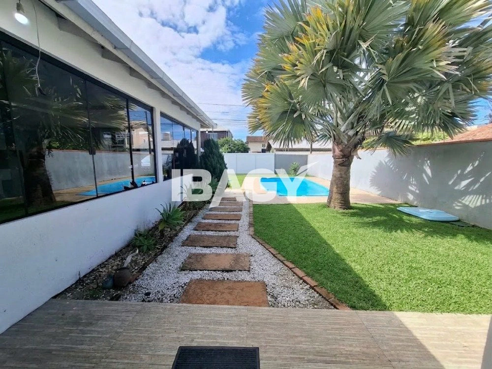 3-bedroom house with a private pool