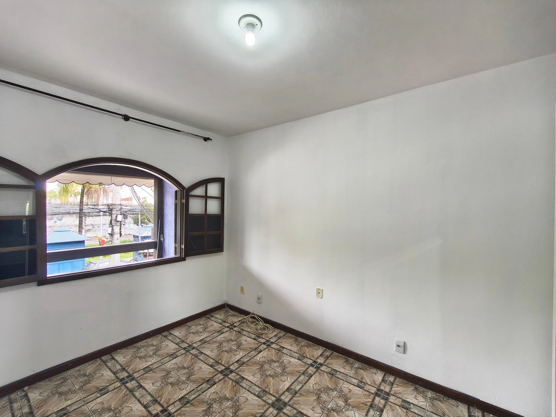 2-bedroom house with floor-to-ceiling windows — photo 33