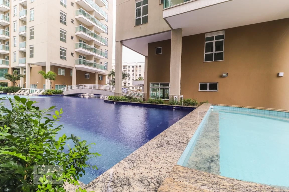 Furnished 1-bedroom apartment with a glassed balcony — photo 34