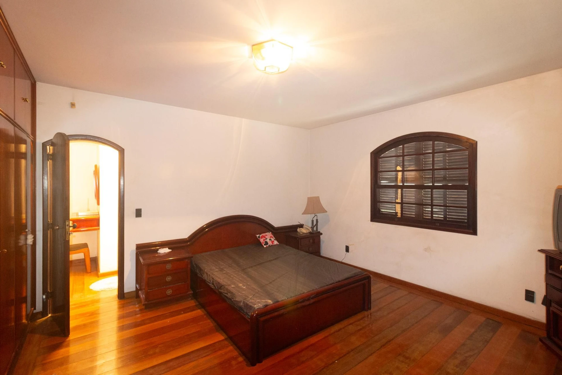 Bathtub in a 5-bedroom house, 626 m² — photo 38