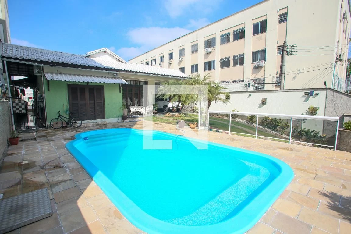 5-bedroom house with a bathtub in Rio de Janeiro — photo 27