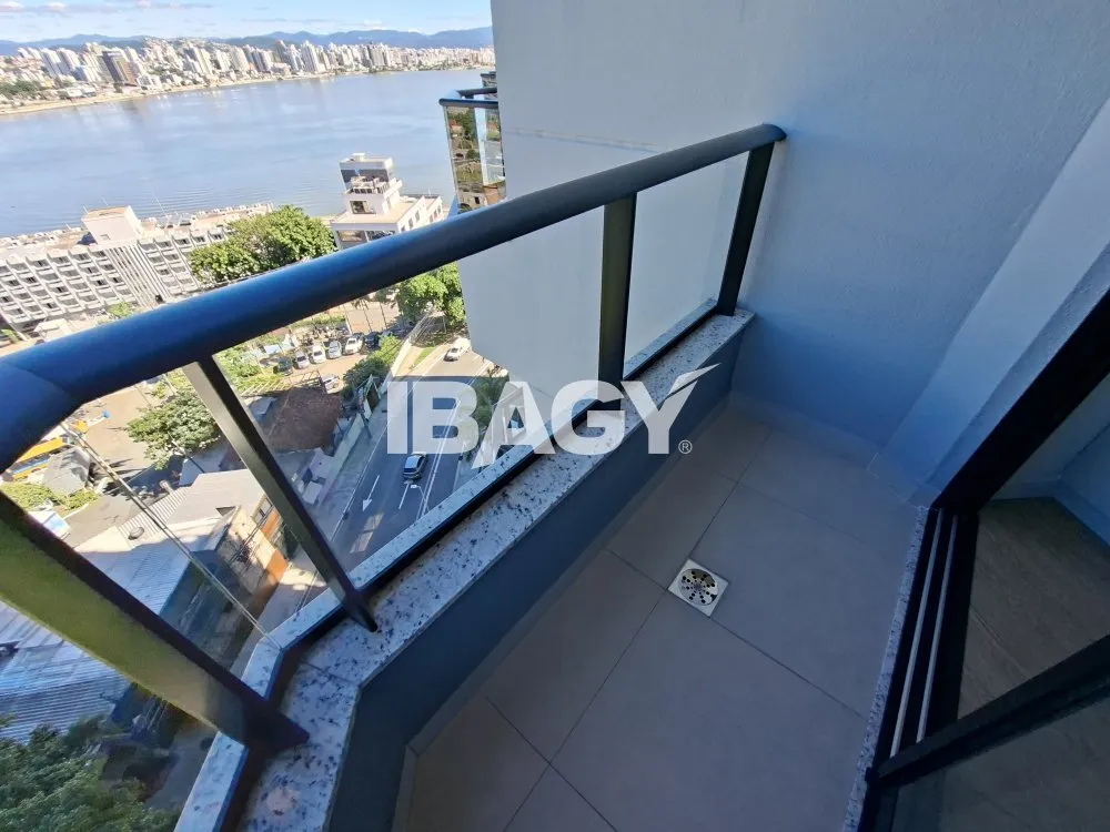 Studio with a glassed-in balcony and open-plan kitchen — photo 246