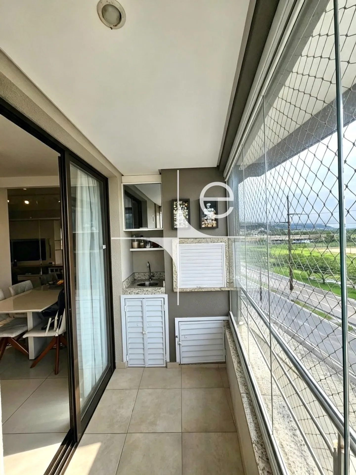 Apartment on the 4th floor with a glass-enclosed balcony — photo 6