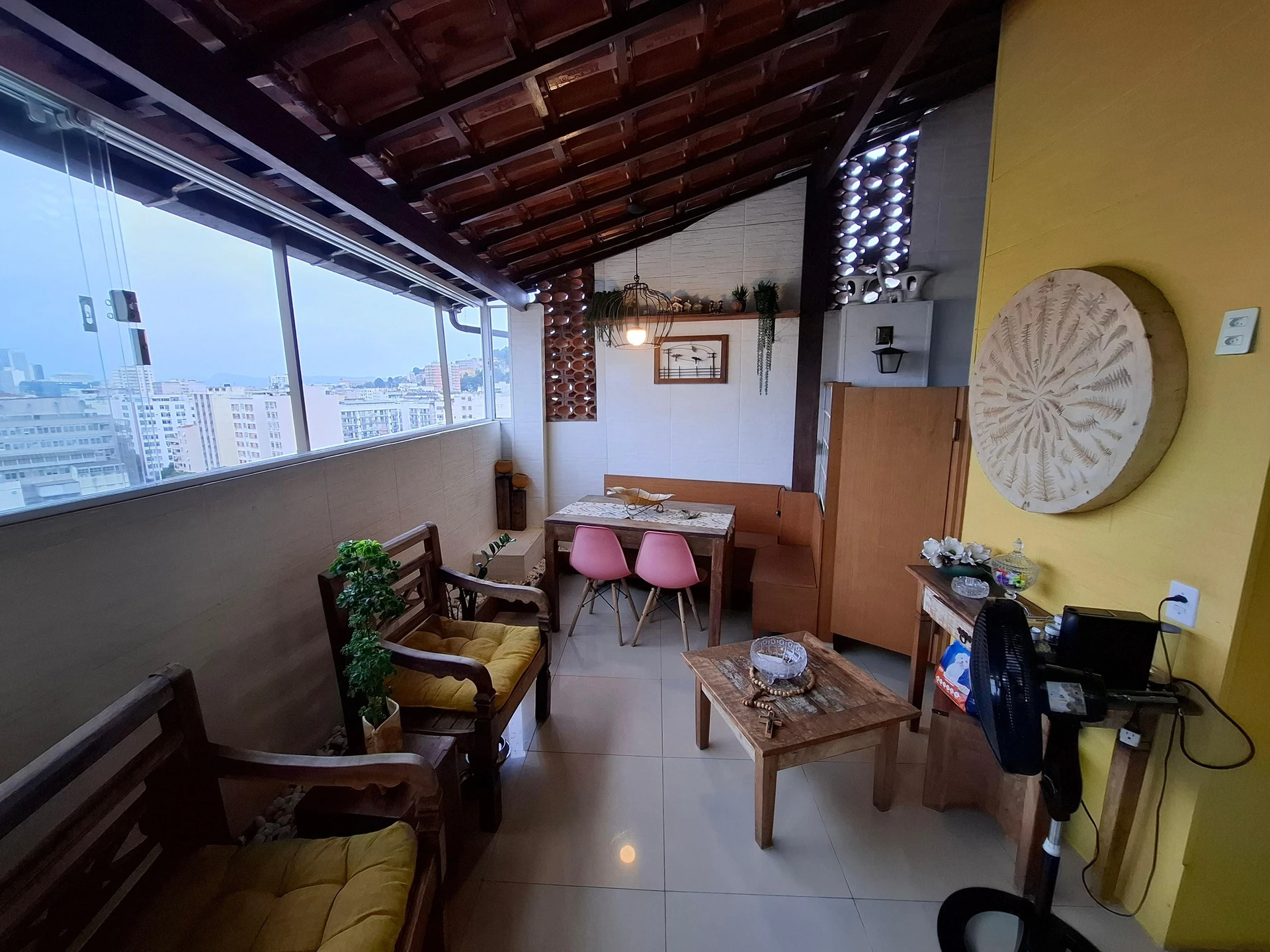 Balcony with a grill in a 2-bedroom apartment, 90 m² — photo 9