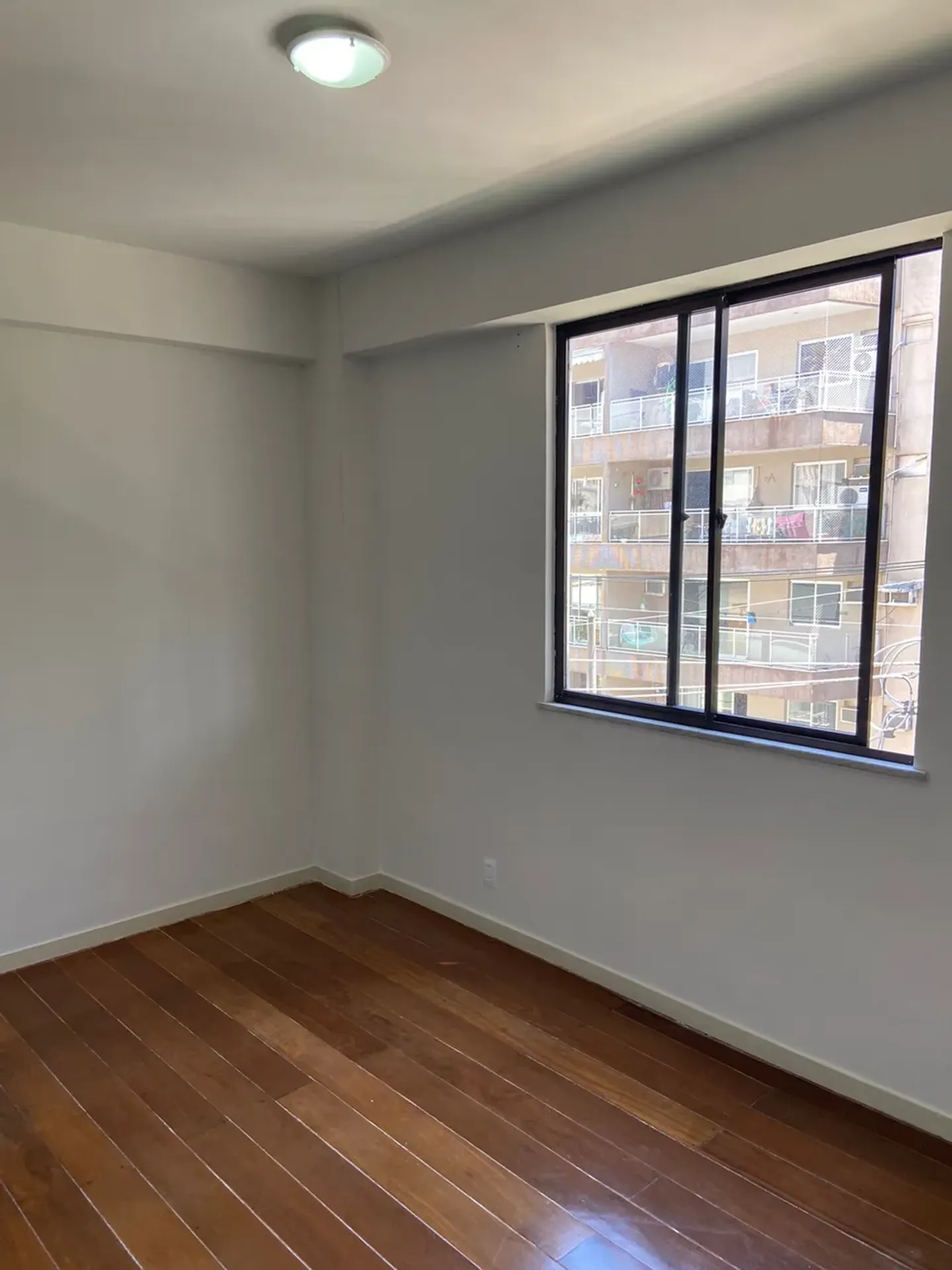 Wood or laminate floors in a 2-bedroom apartment, 70 m² — photo 3