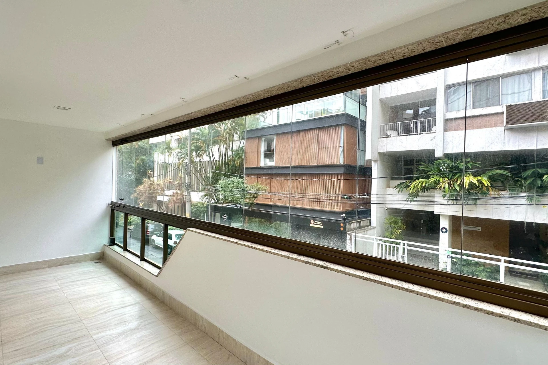 Unfurnished apartment with 2 suites and a balcony — photo 16