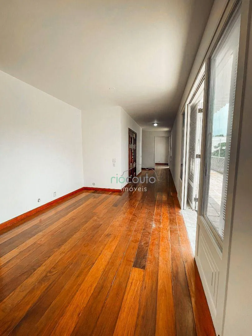 Unfurnished apartment with 4 bedrooms and 377 m² — photo 12
