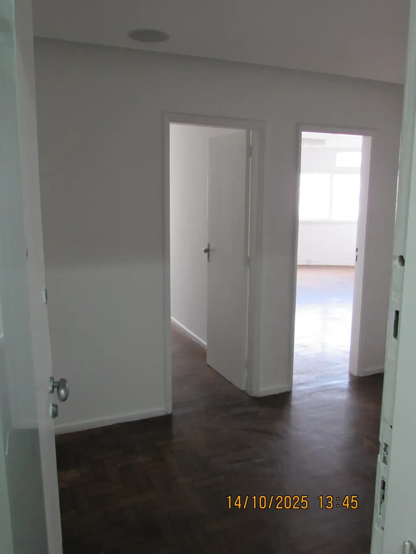 Unfurnished 1-bedroom apartment with floor-to-ceiling windows — photo 5
