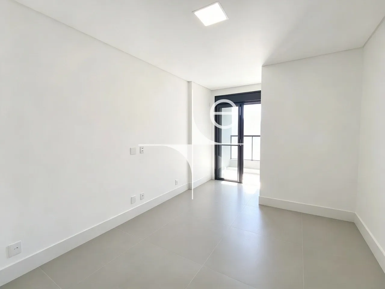Glass-enclosed balcony in a 3-bedroom apartment, 150 m² — photo 34