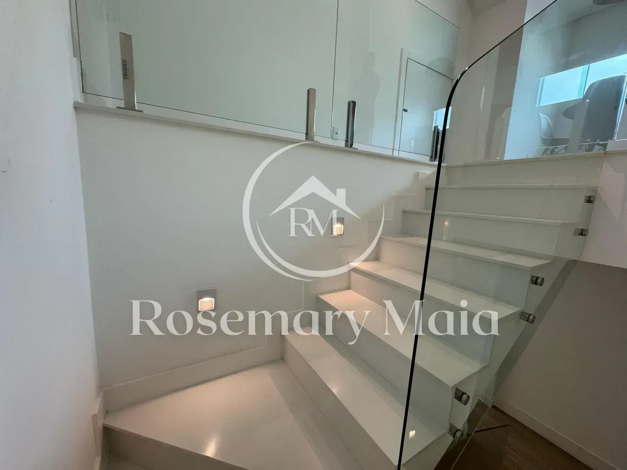 Furnished house with 4 bedrooms and 360 m² — photo 36