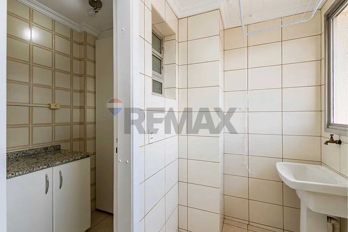 Wood or laminate floors in a 2-bedroom apartment, 70 m² — photo 41