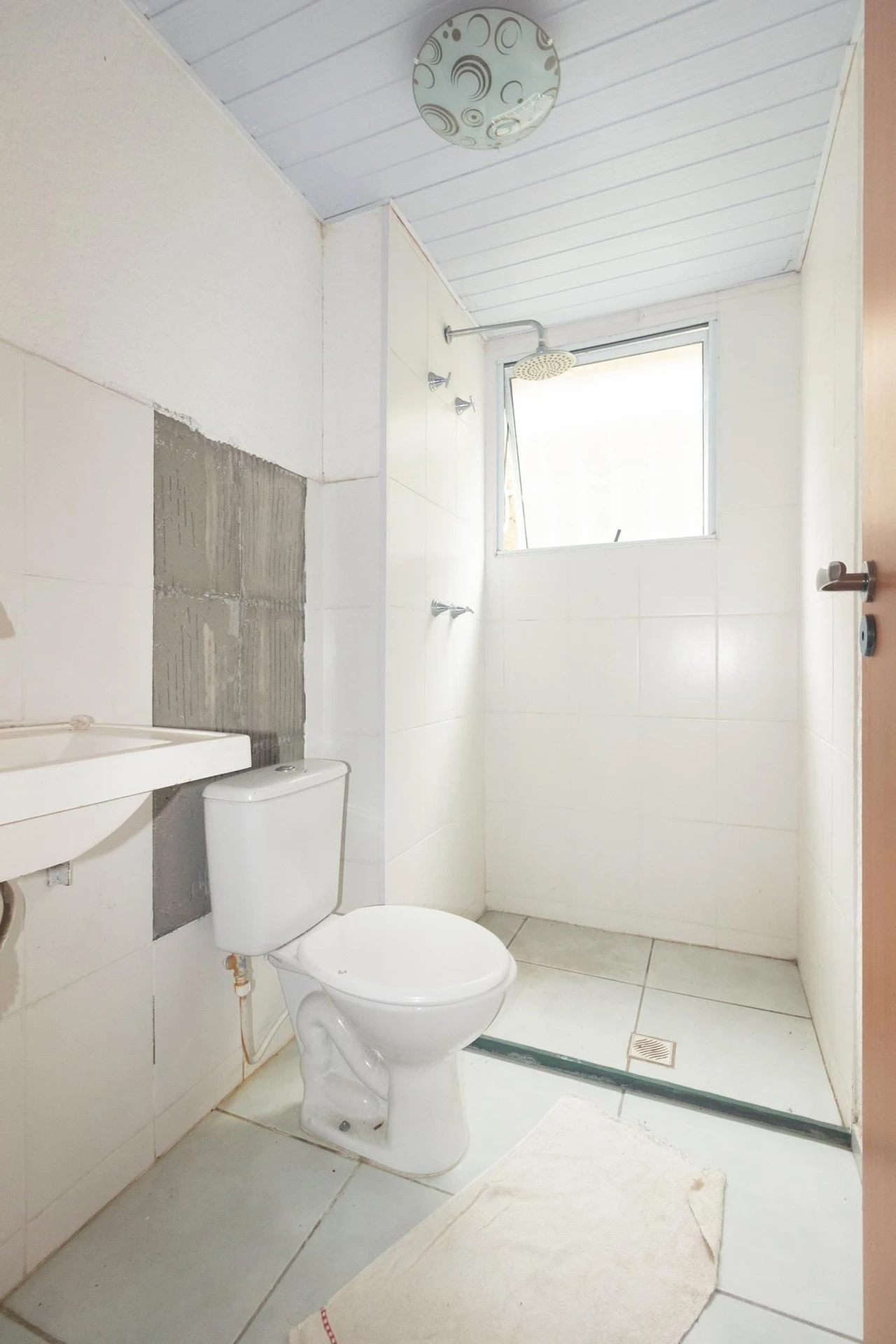 2-bedroom apartment in a building with a pool — photo 28