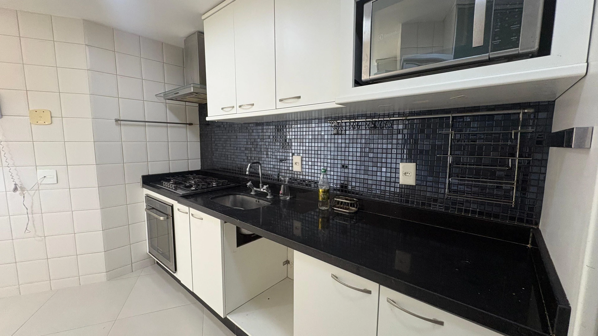3-bedroom apartment with a glass-enclosed balcony — photo 9