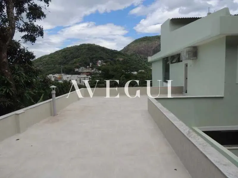 House with 4 bedrooms and 5 bathrooms — photo 12