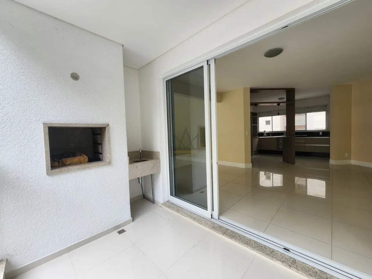 Departamento con ventanales de piso a techo en Florianópolis — photo 46