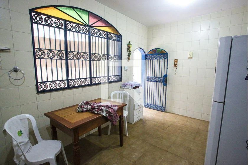 Casa mobiliada com escritório pronto para usar