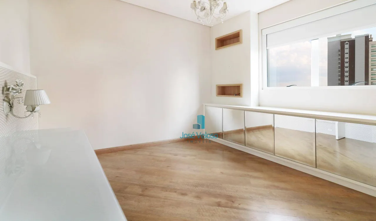 Modern 4-bedroom apartment with open-plan kitchen — photo 14