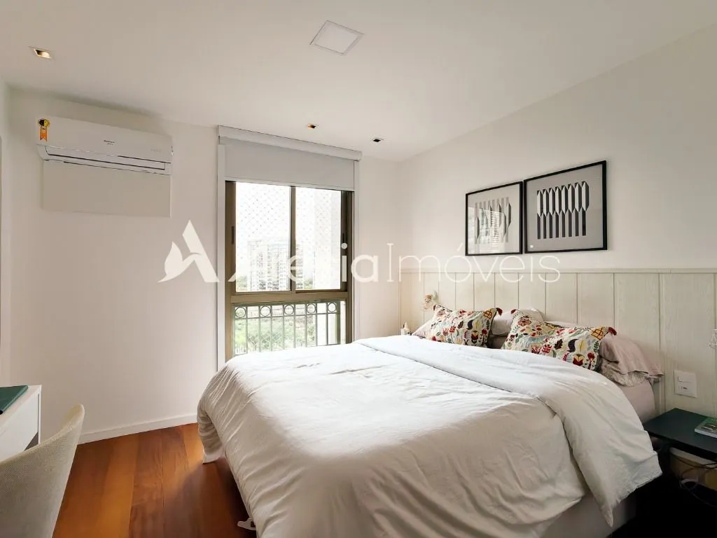 Balcony with a grill in a 4-bedroom apartment, 178 m² — photo 26