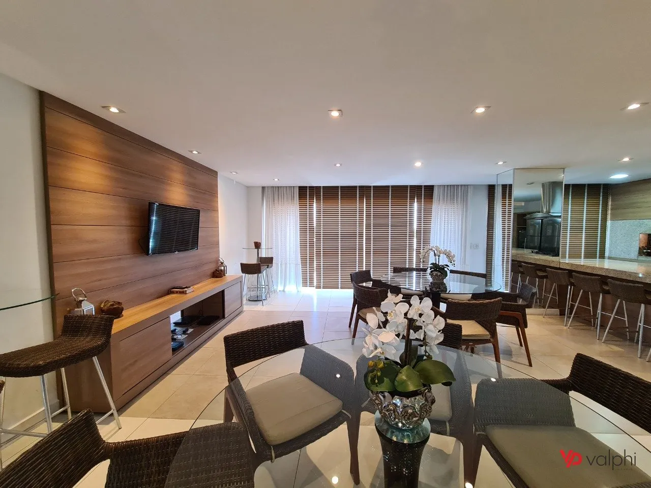 Furnished 2-bedroom apartment with enclosed balcony — photo 73