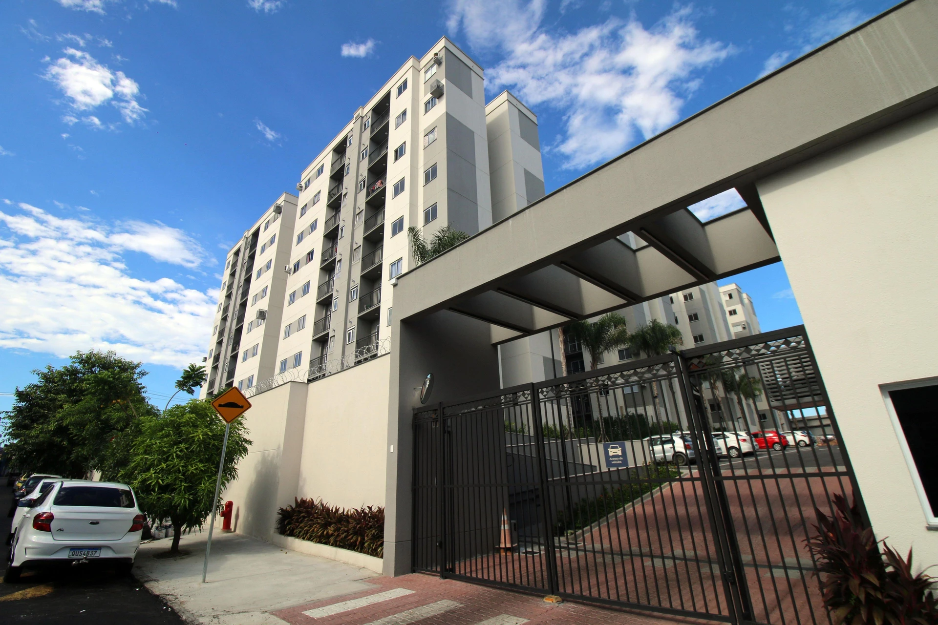 2-bedroom apartment in a building with a gym — photo 13