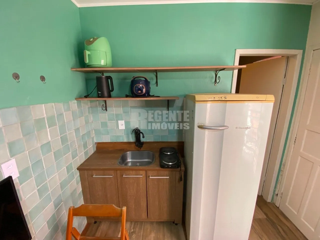 Kitnet amueblada de 18 m² con escritorio para trabajar — photo 7