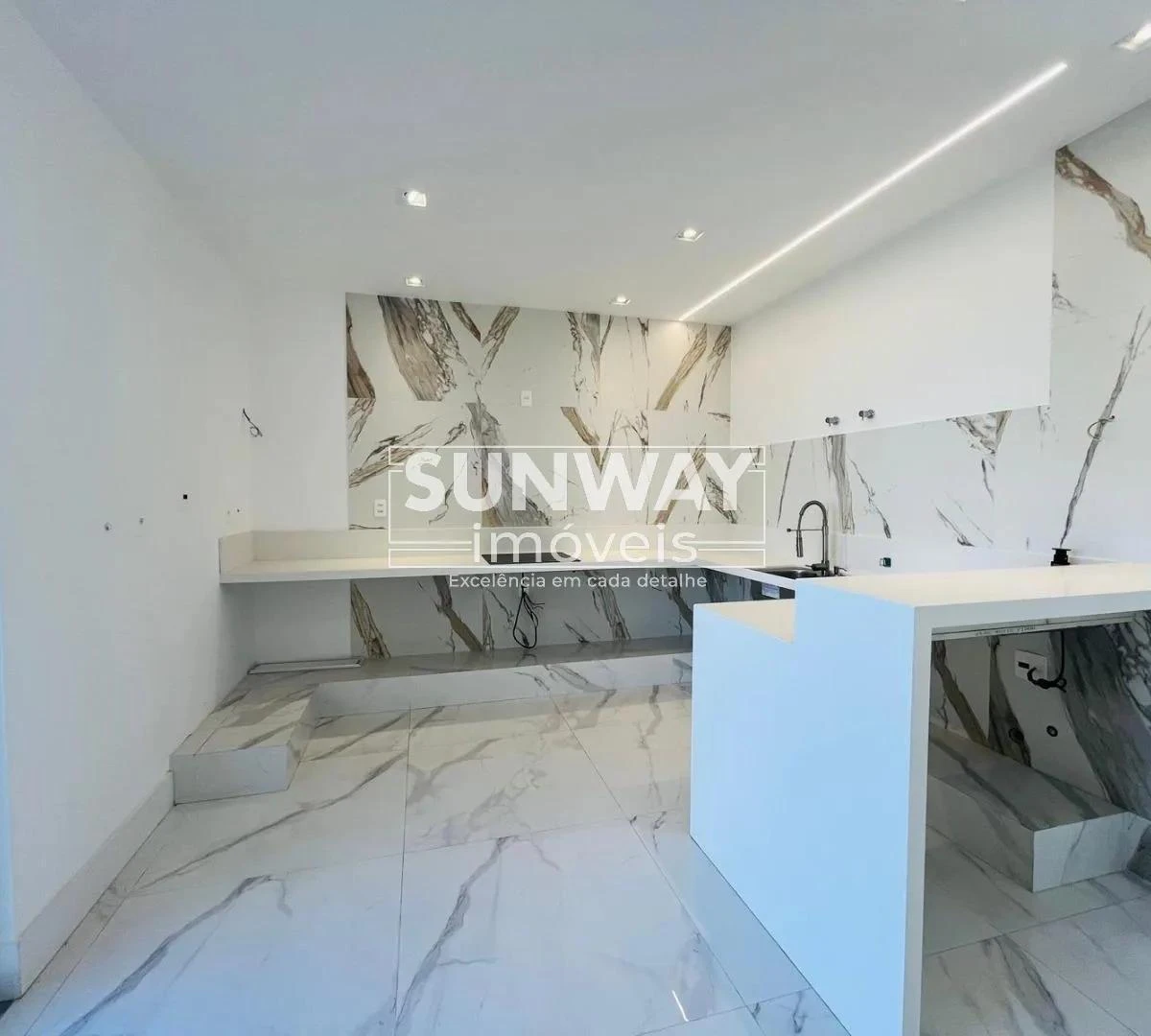 House, 350 m², with a grill on the balcony — photo 2