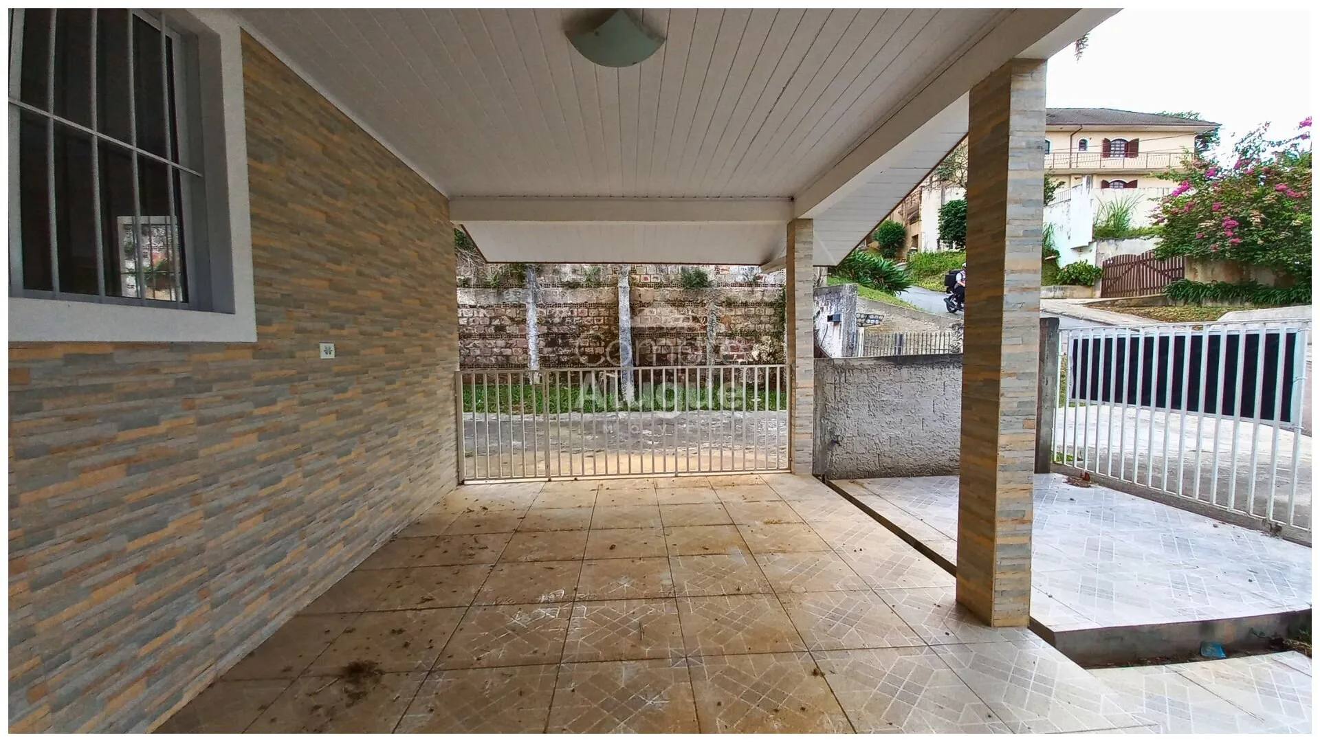 Casa con 3 dormitorios y rincón de cocina compacto — photo 21