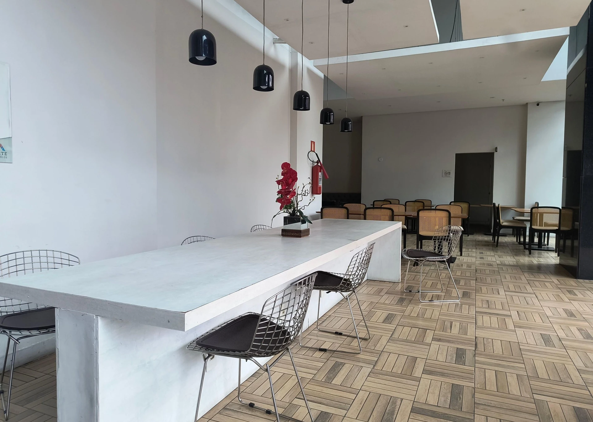 Furnished 1-bedroom apartment with an open-plan kitchen — photo 48