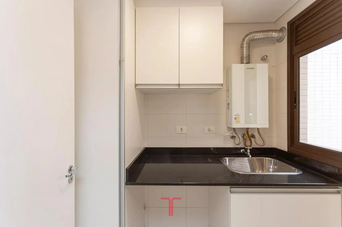 3-bedroom apartment in a building with a pool — photo 5