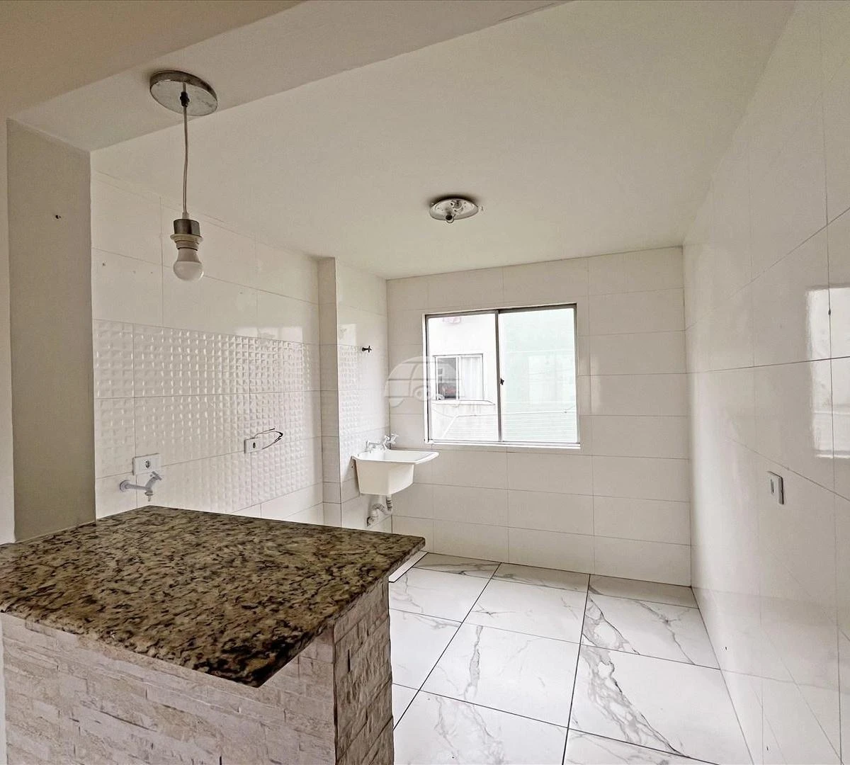 3-bedroom apartment with wood or laminate floors — photo 2