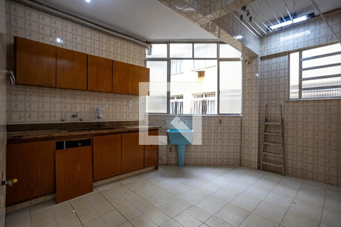 Wood or laminate floors in a 3-bedroom apartment, 85 m² — photo 2