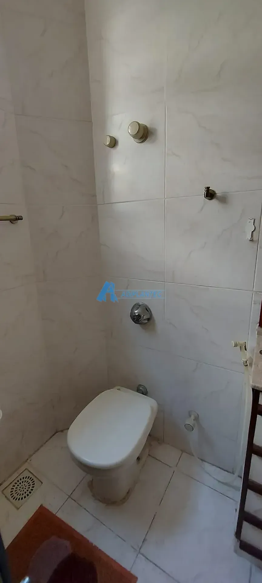 Apartamento de 2 quartos com piso de madeira ou laminado