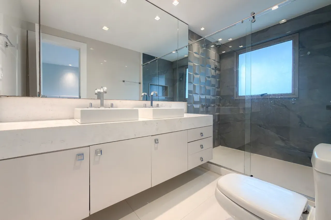 Furnished apartment with 4 bedrooms and 5 bathrooms — photo 32