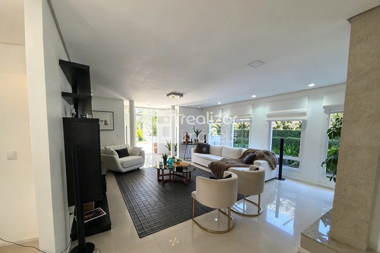 Private pool in a 4-bedroom house, 308 m²