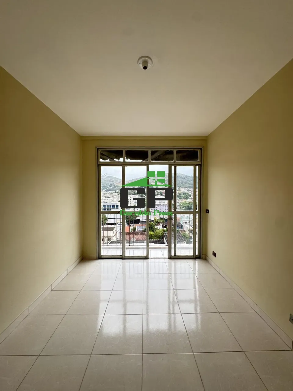 Apartment with 2 bedrooms, balcony and 1 parking spot — photo 4