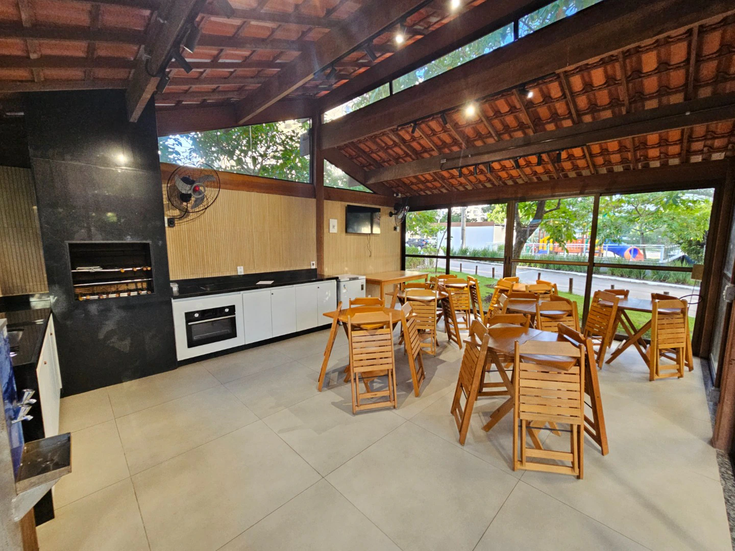 Невмебльована квартира з 2 спальнями 53 м² та приватним BBQ — photo 21
