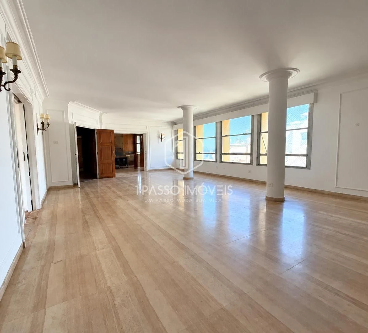 Apartment, 300 m², with floor-to-ceiling windows