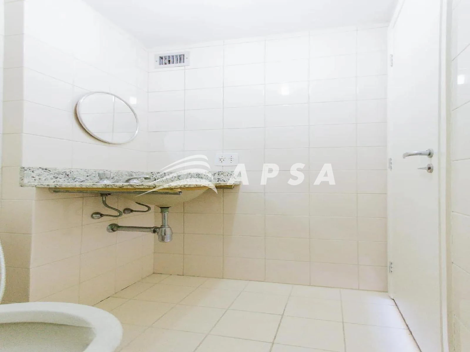 Unfurnished 2-bedroom apartment with a private BBQ — photo 14