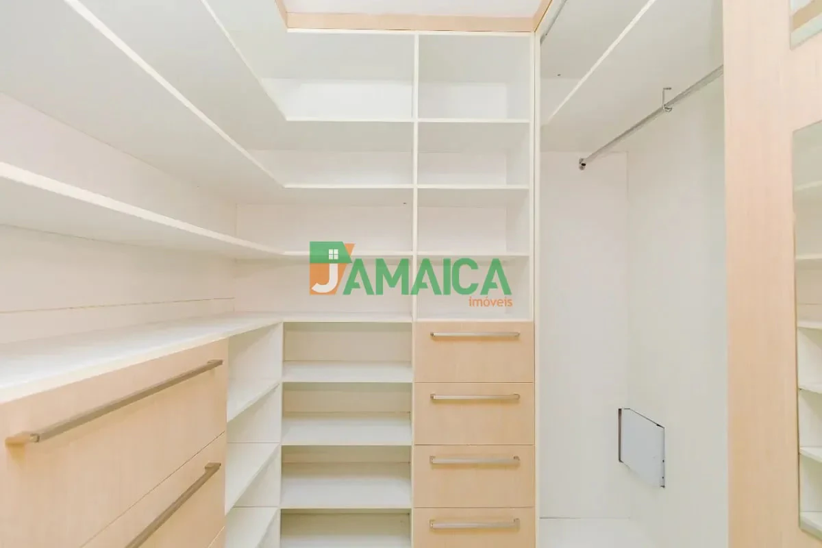 140 m² house with a home office and a walk-in closet — photo 23
