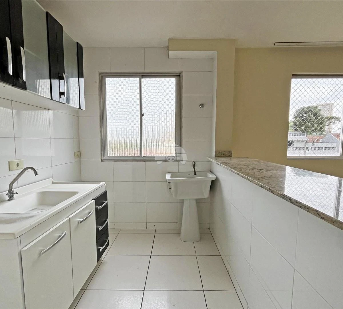 One-bedroom apartment with a washing machine — photo 3